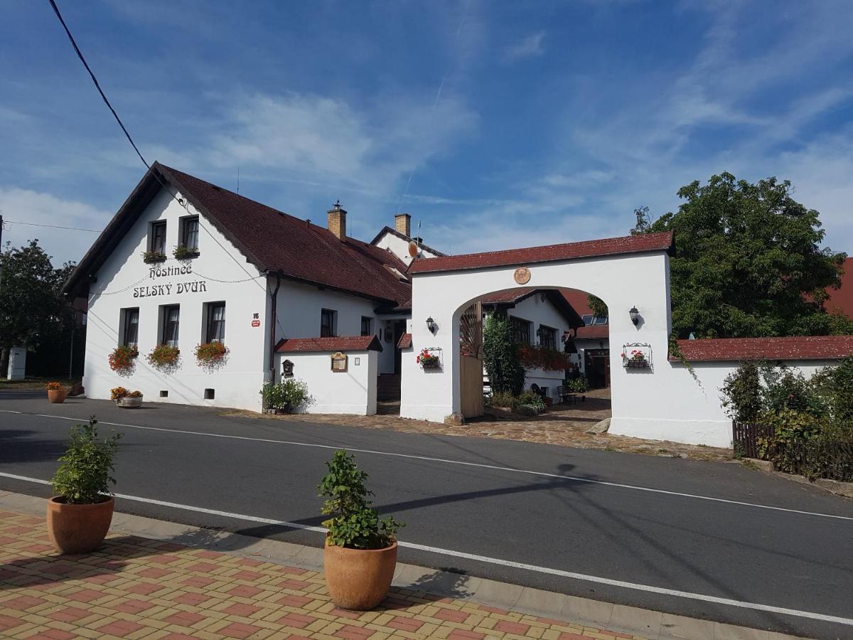 Hostinec Selsky Dvur Zbiroh Exteriör bild